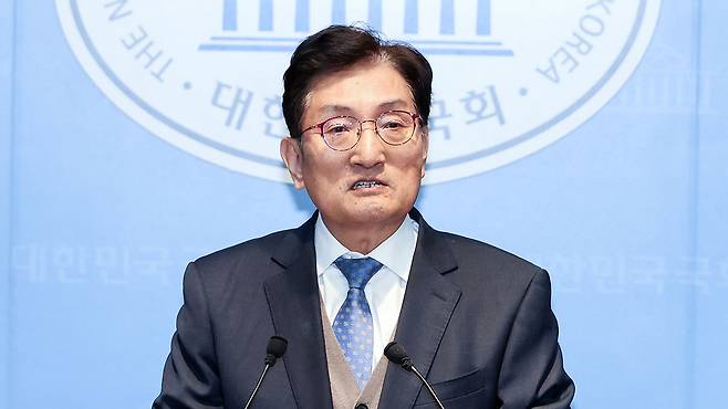 더불어민주당 충북지사 결선 경선서 패한 뒤 불공정 경선을 주장하며 재심을 신청한 노영민 전 대통령 비서실장이 8일 국회 소통관에서 기자회견을 열고 당 지도부와 재심위에 충북도당에 대한 재조사 실시를 촉구하고 있다.
