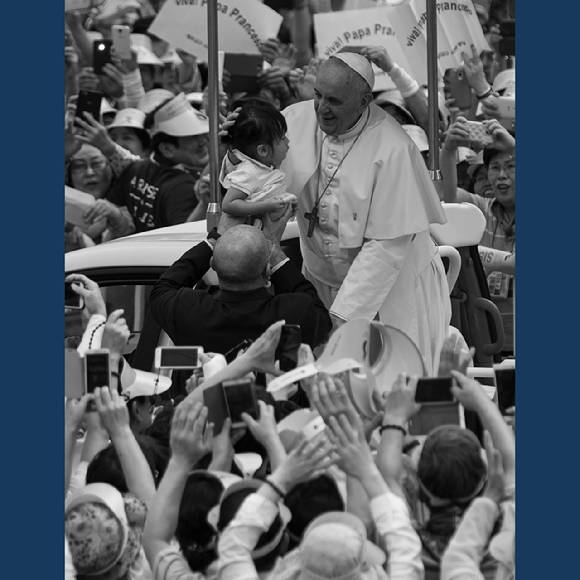 다큐멘터리 사진가 양종훈(상명대 석좌교수)이 오스트리아 비엔나 툴립 아트 갤러리에서 프란치스코 교황의 선종 1주년을 기리는 헌정 전시를 개최했다. [사진=상명대학교]