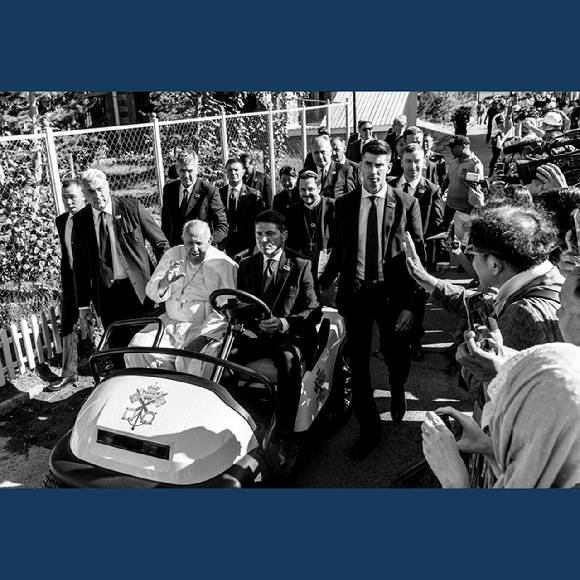 다큐멘터리 사진가 양종훈(상명대 석좌교수)이 오스트리아 비엔나 툴립 아트 갤러리에서 프란치스코 교황의 선종 1주년을 기리는 헌정 전시를 개최했다. [사진=상명대학교]