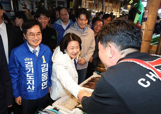 추미애 의원(가운데)이 6·3 지방선거 더불어민주당 경기도지사 후보로 7일 확정됐다. 지난 6일 수원 못골시장을 방문한 추 의원. [뉴스1]