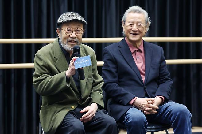 ‘2026 연극내일 프로젝트’ 연습 현장을 찾은 신구(왼쪽)와 박근형. [연합뉴스]