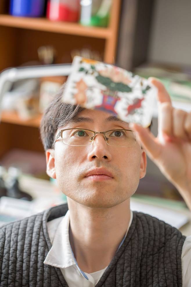 국가무형유산 화각장 보유자로 인정 예고된 한기덕(52)씨. 사진 국가유산청