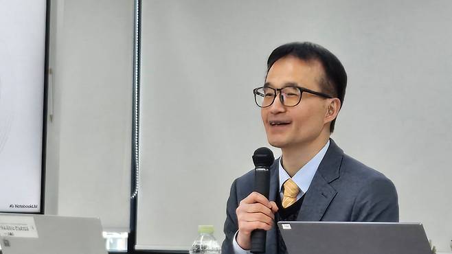 경희대 미래문명원에서 열린 콜로키움에서 서울교 규장각한국학연구원 김태수 교수가 양자역학과 의식의 전환에 대한 발표를 하고 있다. 백성호 기자