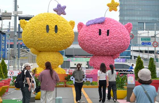 대전 0시 축제가 지난해 8월 열렸다. 관광객들이 대전의 상징 캐릭터 꿈돌이와 꿈순이 조형물을 감상하고 있다. 김성태 객원기자