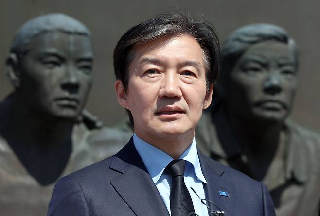 조국 조국혁신당 대표가 8일 오전 경남 창원시 마산회원구 국립3·15민주묘지에서 참배 후 취재진 질문에 답하고 있다. 연합뉴스