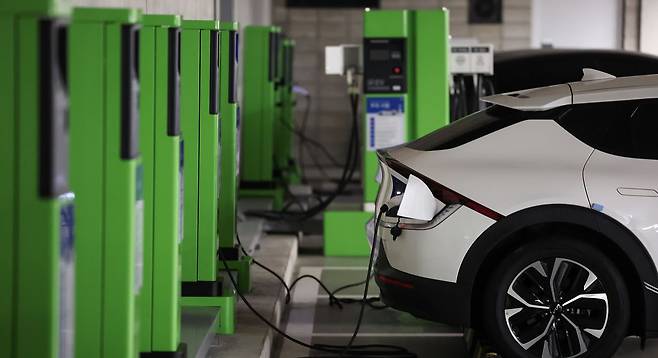 서울 시내 한 빌딩 내 전기차 주차구역에 차량이 주차된 모습. 뉴스1