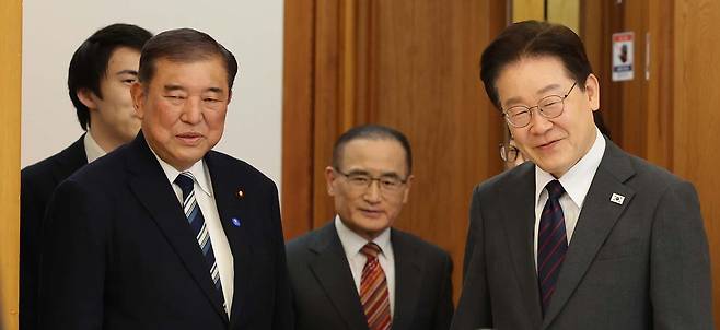 이재명 대통령이 8일 청와대에서 이시바 시게루 전 일본 총리와 오찬장으로 입장하고 있다. [청와대사진기자단]