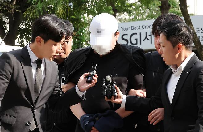 여자친구를 살해한 뒤 시신을 유기한 혐의를 받는 A씨가 지난해 9월 30일 구속 전 피의자 심문(영장실질심사)를 위해 전주지방법원 군산지원으로 들어가고 있다. 연합뉴스