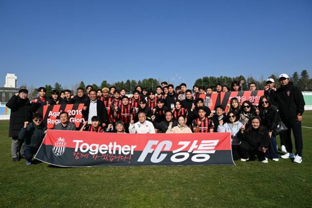 ▲ FC강릉이 8일 원주종합운동장에서 열린 ‘제107회 전국체육대회’ 남자일반부 강원도 대표 선발전 결승에서 춘천시민축구단을 상대로 승리 후 기념사진 촬영하고 있다. 강릉시 제공
