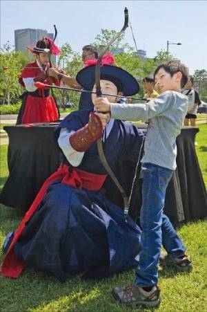 어린이가 궁술 체험을 하고 있다. 서울시 제공