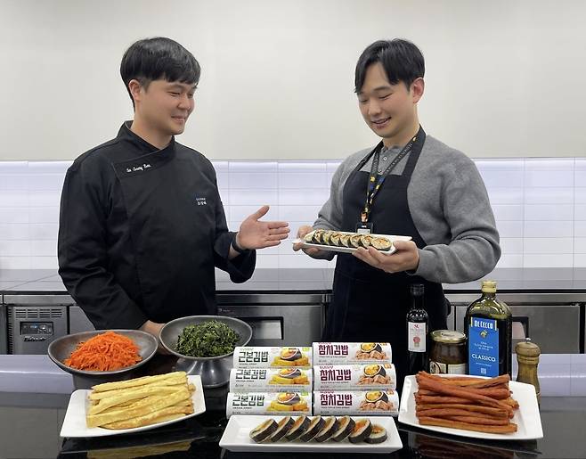 연구원과 MD가 GS25 김밥 리뉴얼에 대해 이야기를 나누고 있다. 사진=GS리테일