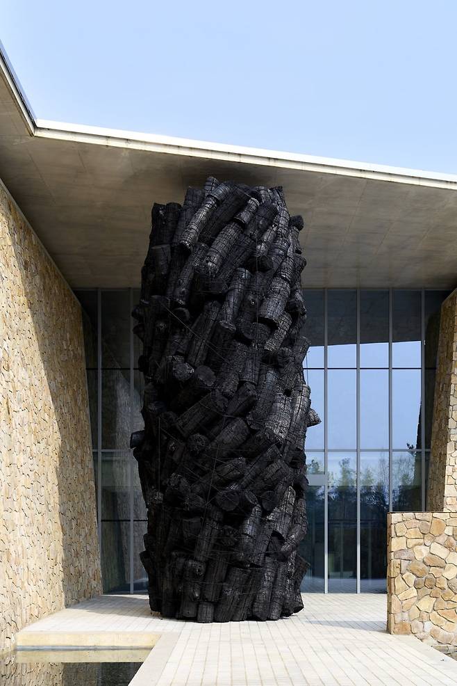 본관 입구에 전시된 '불로부터(Issu du feu)'. 지난 2023년 뉴욕 록펠러센터에서 선보인 작업의 확장된 형태다. 800x250x250cm, 스틸 프레임에 숯, 2026 ⓒ Museum SAN, Photo by Sangtae Kim