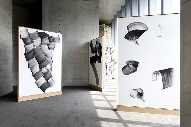 청조갤러리 로비에 설치된 이배 작가의 회화 작품. Brushstroke, 2273x1818cm(each) 16ea, Charcoal Ink on Paper, 2026 ⓒ Museum SAN, Photo by Sangtae Kim