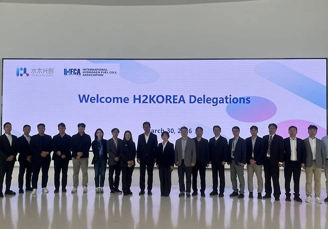 한국수소연합과 포스코홀딩스, 포스코, 에어리퀴드, 효성중공업, SK이노베이션E&S, 현대자동차 관계자들이 중국 베이징시 다싱구 국제수소에너지 시범단지에서 중국수소협회(IHFCA) 관계자들과 기념촬영을 하고 있다.