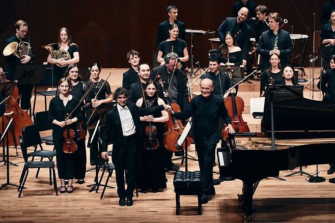 지휘자 타카치-너지가 이끄는 베르비에 페스티벌 체임버 오케스트라와 협연한 피아니스트 라파우 블레하츠. ⓒSeoul Arts Center