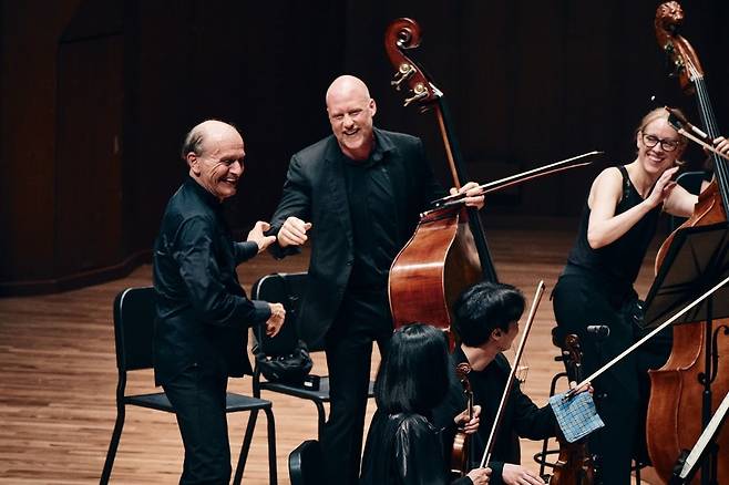 지휘자 타카치-너지가 공연을 마친 뒤 콘트라베이스 연주자와 인사하는 모습. ⓒSeoul Arts Center