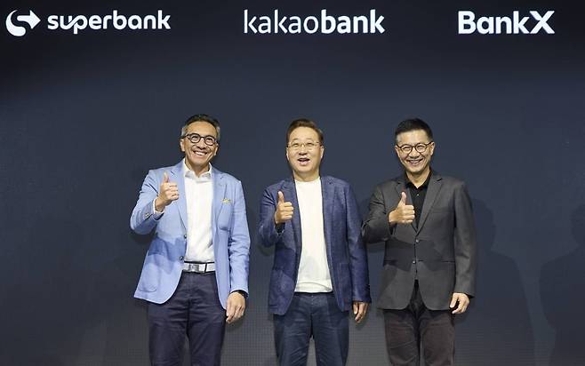 윤호영 카카오뱅크 대표(가운데)가 8일 서울시 영등포구에서 열린 '2026 카카오뱅크 프레스톡'에서 슈퍼뱅크 티고르 M 시아한 대표(왼쪽), 뱅크X 뿐나맛 위찟끌루왕싸와 함께 기념 촬영을 하고 있다. 사진=카카오뱅크
