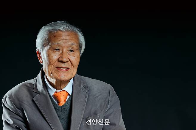 조갑제 <조갑제TV> 대표는 지난 1일 경향신문 인터뷰에서 “6월 지방선거를 통해 극우 세력이 국민의힘 주류에서 변두리로 밀려나면, 합리적·상식적 보수 세력이 다시 중심을 잡고 건전한 정당으로 재건할 기회가 생길 것”이라고 예견했다. 이어 “만약 당의 자정 능력이 없다면 한동훈 전 국민의힘 대표 중심의 신당 창당과 의원들의 대거 합류로 기존 국민의힘이 소수 극우 정당으로 전락하는 구조적 재편이 일어날 수도 있다”고 말했다. 이준헌 기자