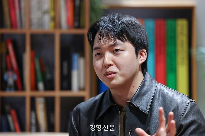 백순도 PD가 1일 서울 강남구 비바리퍼블리카 사무실 내 스튜디오에서 경향신문과 인터뷰를 하고 있다. 성동훈 기자