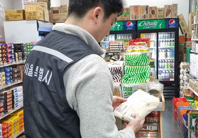 서울시 식품안전단속반이 한 상점에서 저가빵을 점검하고 있다. 서울시 제공