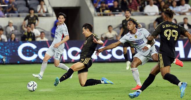 이 맛이야 LAFC 손흥민이 8일 미국 캘리포니아주 로스앤젤레스 BMO스타디움에서 열린 2026 북중미카리브해축구연맹 챔피언스컵 8강 크루스 아술과의 1차전에서 상대 수비수들을 제치고 왼발로 공을 골문에 밀어넣고 있다. 로스앤젤레스 | AFP연합뉴스