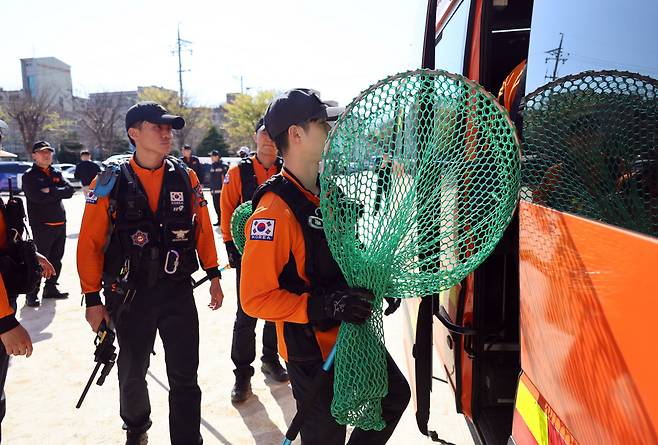 마취총·그물 동원 119소방대원들이 8일 대전 중구 사정동 테마파크 동물원 오월드에서 탈출한 늑대를 포획하기 위해 출동 준비를 하고 있다. 연합뉴스