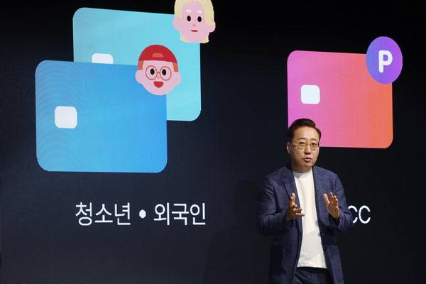 윤호영 카카오뱅크 대표이사가 8일 서울 영등포구 페어몬트 앰버서더 서울 호텔에서 열린 기자간담회에서 AI 전략과 글로벌 확장 전략을 발표하고 있다. 연합뉴스