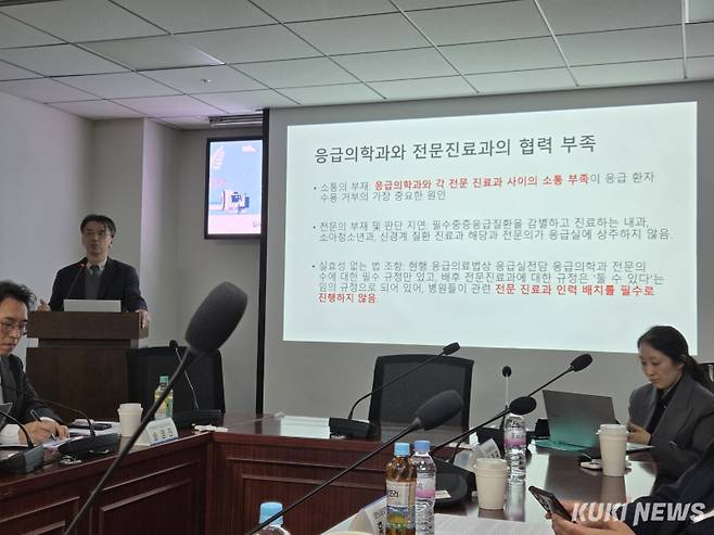 이경복 대한뇌졸중학회 부이사장(순천향대서울병원 신경과 교수)이 8일 오후 서울 여의도 국회에서 열린 ‘초고령화 사회에서 급성 뇌졸중 치료환경 혁신 및 골든타임 확보를 위한 간담회’에서 발표하고 있다. 신대현 기자