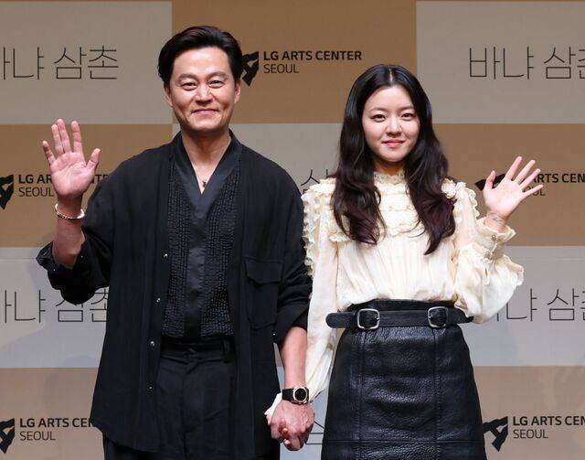 연극 ‘바냐 삼촌’에 출연하는 배우 이서진(왼쪽)과 고아성. 연합뉴스