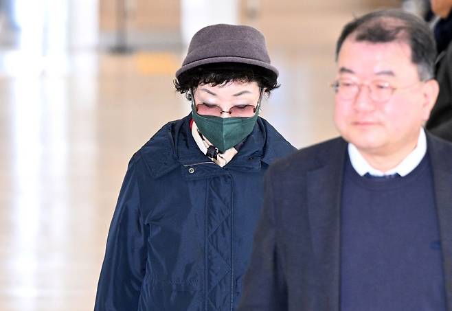 김건희 여사의 모친 최은순(왼쪽)씨가 지난해 11월 4일 서울 광화문 김건희 특검 사무실에 피의자 신분으로 출석하고 있다. 최현규 기자