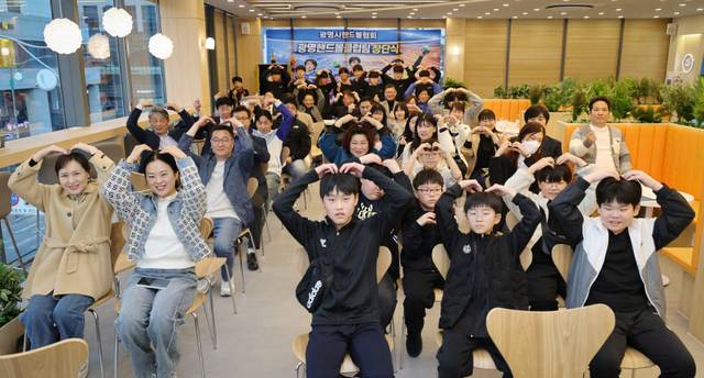 광명시핸드볼협회가 7일 오후 6시 광명시 일직동에서 ‘2026년 광명시핸드볼협회 발대식 및 광명시중등핸드볼클럽 창단식’을 개최한 가운데 참석자들이 기념사진을 찍고 있다. 광명시핸드볼협회 제공