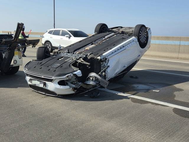 8일 오전 인천 중구 인천대교에서 고속도로 순찰차를 들이받은 뒤 전복된 차량 모습. 인천고속도로순찰대 제공