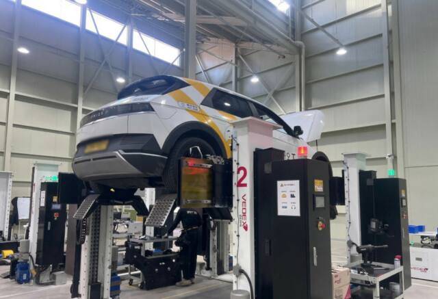 경기도가 영업용 전기차의 차체와 배터리의 소유권을 분리해 배터리 방전 시 완충된 공유 배터리로 교체하는 공유형 구독서비스를 제공하는 실증특례 사업을 2025년 우수성과로 소개했다. 사진은 안양시 기업인 ㈜피트인이 영업용 전기차의 전기배터리를 교체하는 모습. 피트인 제공