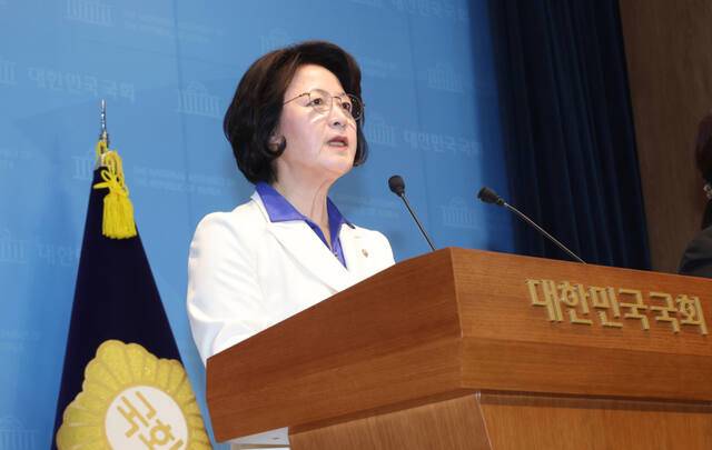 더불어민주당 추미애 경기도지사 후보가 8일 국회 소통관에서 기자회견을 열고 있다. 연합뉴스