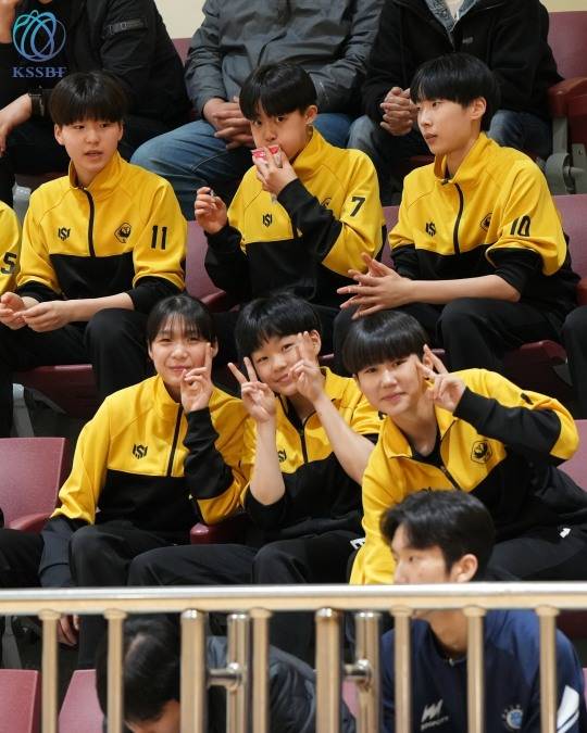 여고 선수들이 경기장에서 관전하는 모습 [한국중고농구연맹 제공]