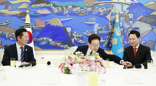 ▲지난 7일 청와대에서 열린 여야정 민생경제 협의체 회담 현장. 정청래 더불어민주당 대표(왼쪽)가 이재명 대통령이 국민의힘 장동혁 대표에게 발언을 권하는 모습을 보고 있다.ⓒ연합뉴스