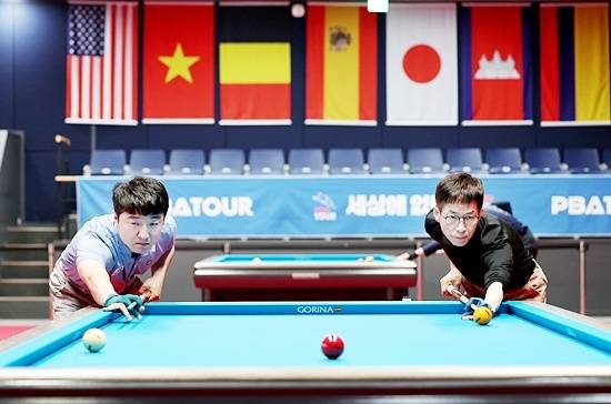 5일부터 7일까지 치러진 2026 PBA 큐스쿨 1라운드 일정이 모두 마무리된 가운데 김동현4 조화우 김군호 전재형 등 30명이 2라운드에 진출했다. 사진은 큐스쿨 1라운드 경기에 앞서 선수들이 뱅킹하고 있다. (사진=PBA)