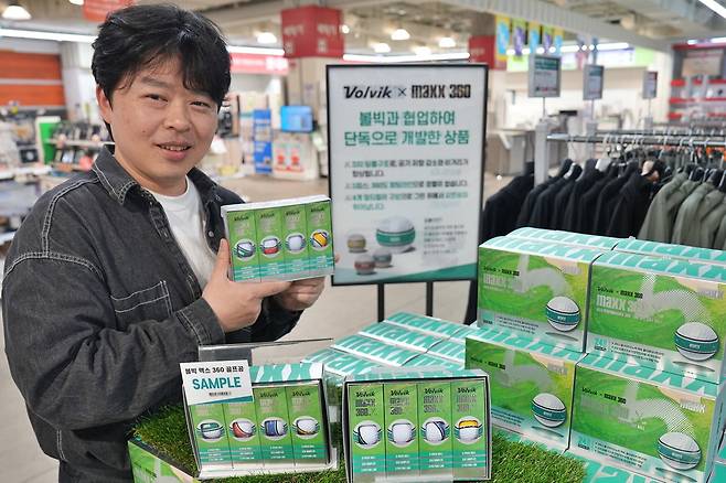 김인준 롯데마트 맥스생활팀 상품기획자(MD)가  맥스360 골프공 상품을 들고있다.  롯데마트