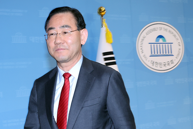 6·3 지방선거를 앞두고 국민의힘 대구시장 후보 경선에서 컷오프(공천 배제)된 6선 주호영 의원이 8일 국회 소통관 기자회견에서 장동혁 국민의힘 대표를 향해 사실상 사퇴를 요구했다. <연합뉴스>