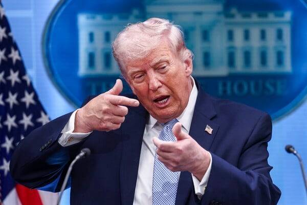 도널드 트럼프 미국 대통령이 6일(현지 시각) 워싱턴 백악관에서 이란 관련 브리핑 도중 취재진 질문에 답하며 제스처를 취하고 있다. [연합뉴스]