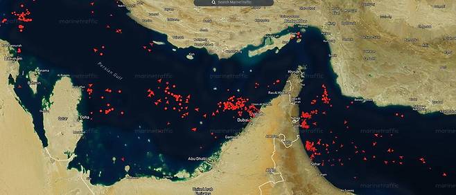 2주간의 엑소더스…호르무즈가 열린다 8일 선박 정보 사이트 마린트래픽에 호르무즈 해협 일대 선박이 빨간색 점과 화살표 등으로 표시돼 올라온 모습. 선박 추적 업체 케이플러에 따르면 최근 걸프 해역에 묶인 원유·콘덴세이트 운반선과 정제유 운반선, 액화천연가스(LNG) 운반선 등은 800척이 넘는다. 선박 소유주들은 미국과 이란이 2주간 휴전한 이후 호르무즈 해협 통행에 관해 서둘러 정보 파악에 나선 것으로 전해졌다. 마린트래픽 캡처