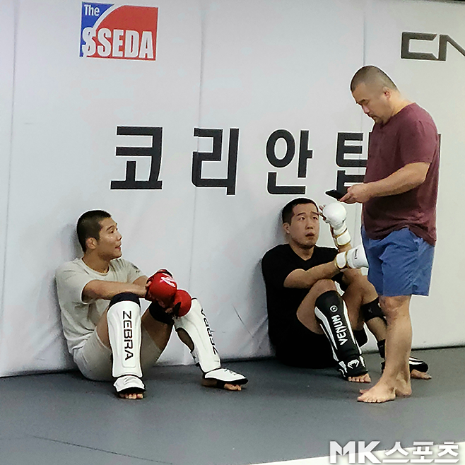 김상원이 2026년 4월 Professional Fighters League 첫 경기 대비 훈련 도중 하동진 TFC 대표 겸 Korean Top Team 감독과 얘기하고 있다. PFL은 UFC 다음가는 종합격투기 세계 2위 단체다. 사진(서울 합정동)=강대호 기자