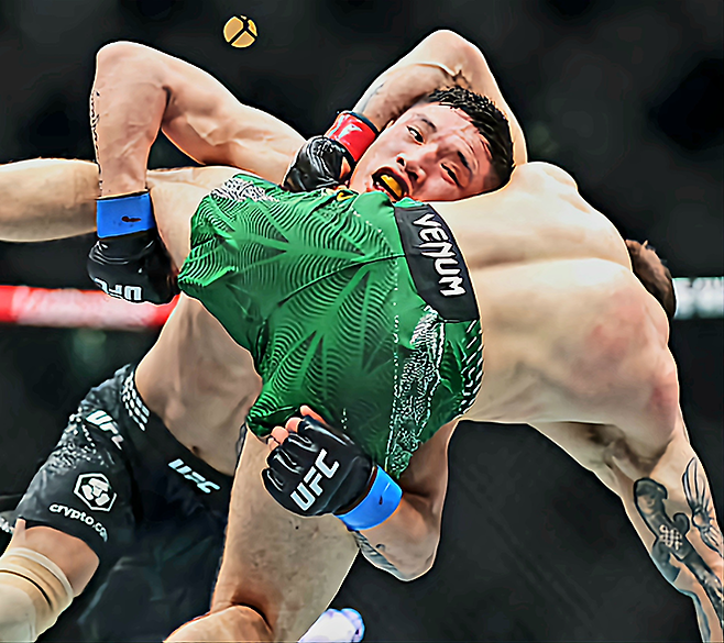 이자가 2026년 2월 호주 시드니 슈퍼돔 UFC 325에서 상대를 들어 넘어뜨리고 있다. 사진=Getty Images=연합뉴스 제공