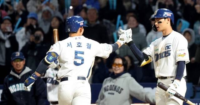 8일 경남 창원NC파크에서 열린 프로야구 2026 KBO리그 LG 트윈스와 NC 다이노스의 경기. 7회 말 선두타자로 나선 9번 대타 서호철이 홈런을 치고 기뻐하고 있다. 사진=연합뉴스