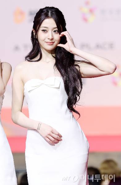 그룹 르세라핌 허윤진이 라이브 방송 중 한강 공원의 꽃을 꺾는 행동으로 논란이 불거지자 사과했다. /사진=머니투데이 DB