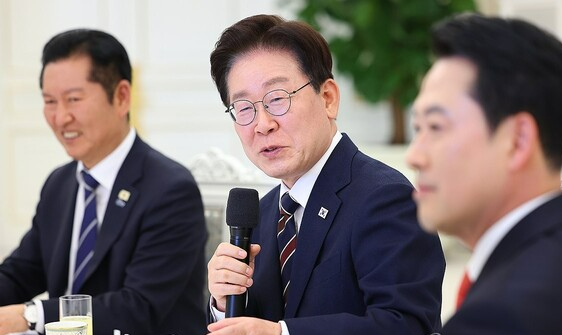 이재명 대통령은 7일 청와대에서 열린 ‘여야정 민생경제 협의체’에서 ‘고유가 피해지원금’을 둘러싼 논란에 대해 “이는 포퓰리즘이 아니다”라며 “‘현찰 나눠주기’라는 표현은 과하다고 본다”고 밝혔다. 연합뉴스