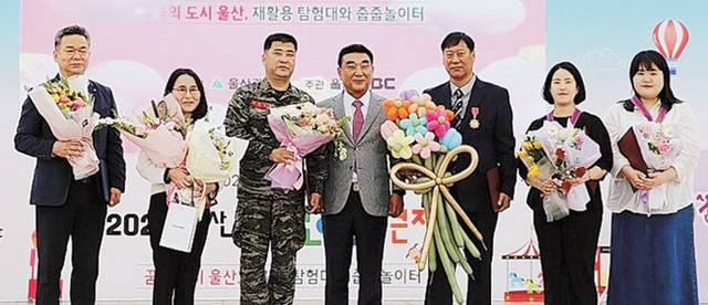 심재희(왼쪽 두 번째) 씨가 2024년 5월 ‘제102회 어린이날 큰잔치 기념식’에서 아동복지 유공으로 울산광역시장 표창을 수상하고 기념사진을 찍고 있다.  초록우산 제공