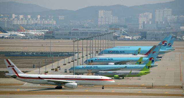 김포공항 활주로에 세워진 여객기의 모습. 연합뉴스