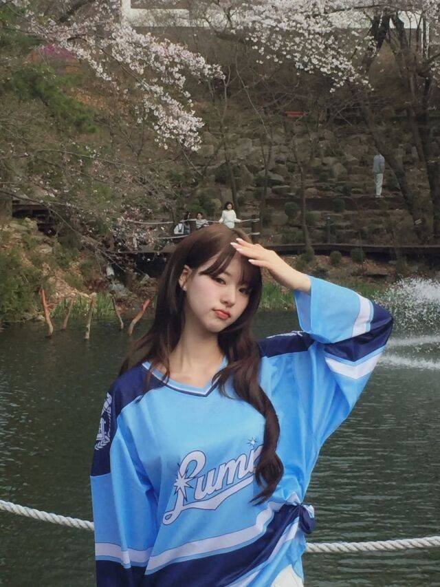 박희선이 서울대 캠퍼스를 배경으로 청량한 비주얼을 공개했다. / 박희선 SNS