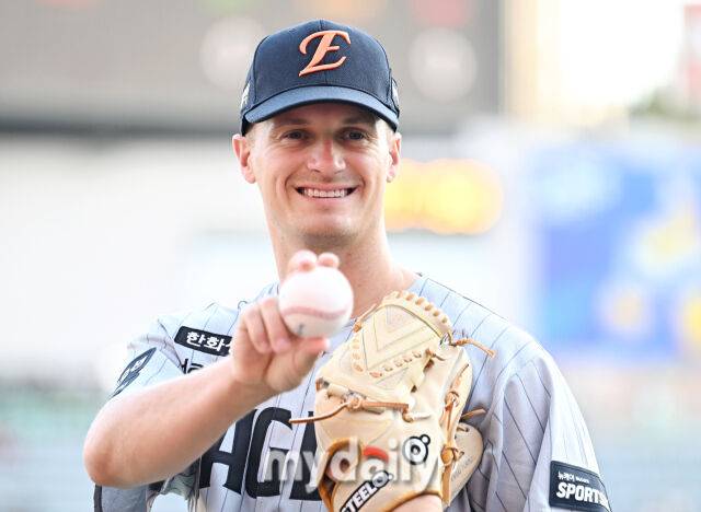 한화 잭 쿠싱이 7일 오후 인천 SSG랜더스필드에서 진행된 '2026 KBO리그 프로야구' SSG와 한화의 경기에 앞서 포토타임을 갖고 있다./인천 = 송일섭 기자